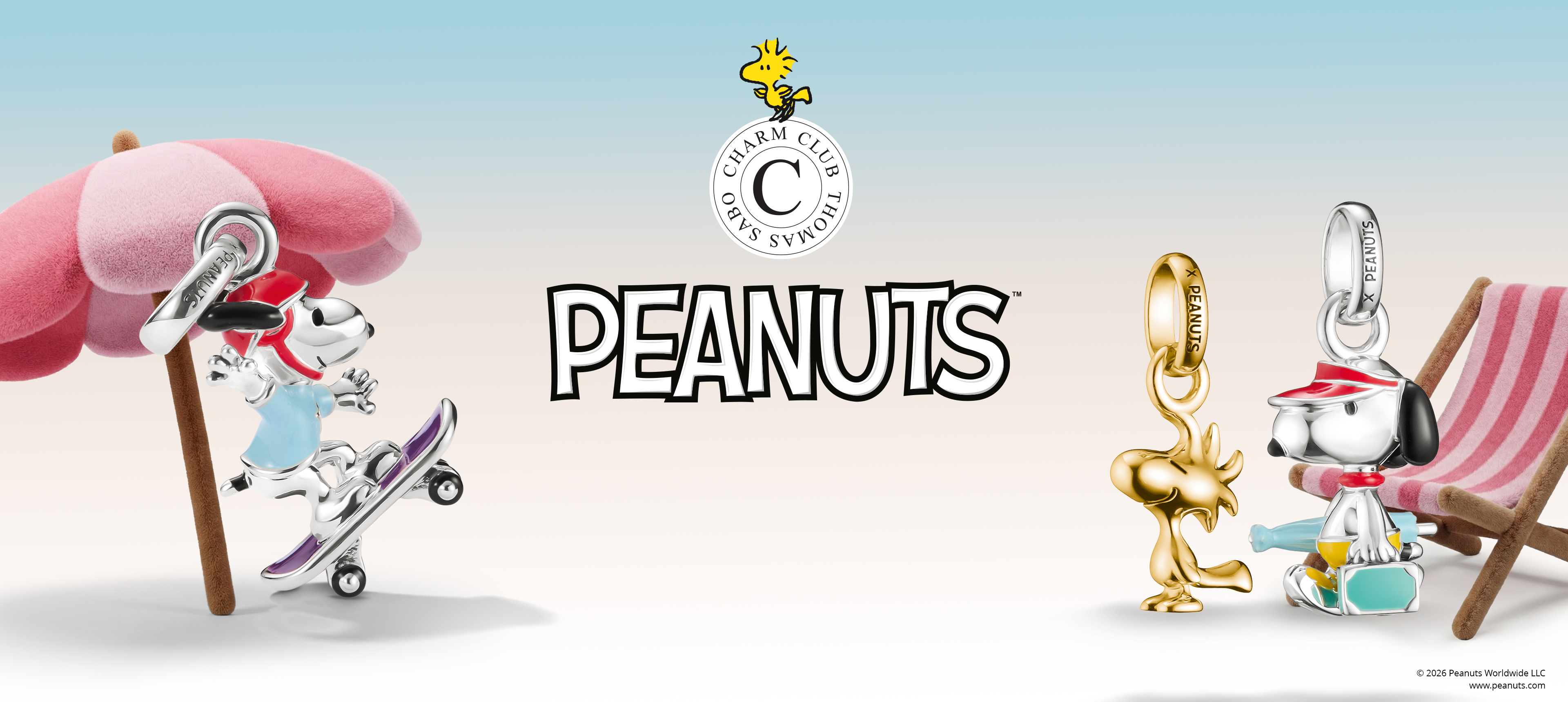 Thomas Sabo Peanuts Summer Club Heroteaser mit Snoopy und Woodstock Charm-Anhängern in Silber und Gold vor sommerlichem Strandmotiv